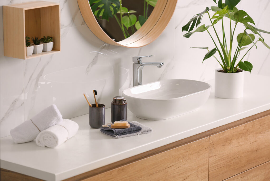 Picture of a bathroom with natural materials and plants 