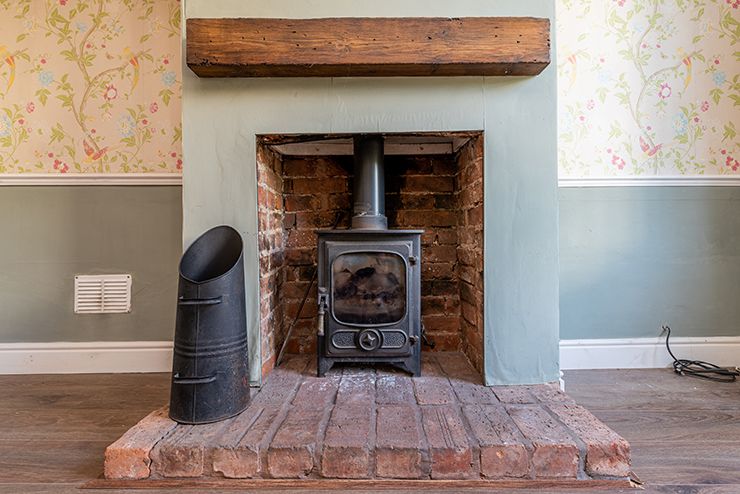 Picture of a chimney breast and fireplace