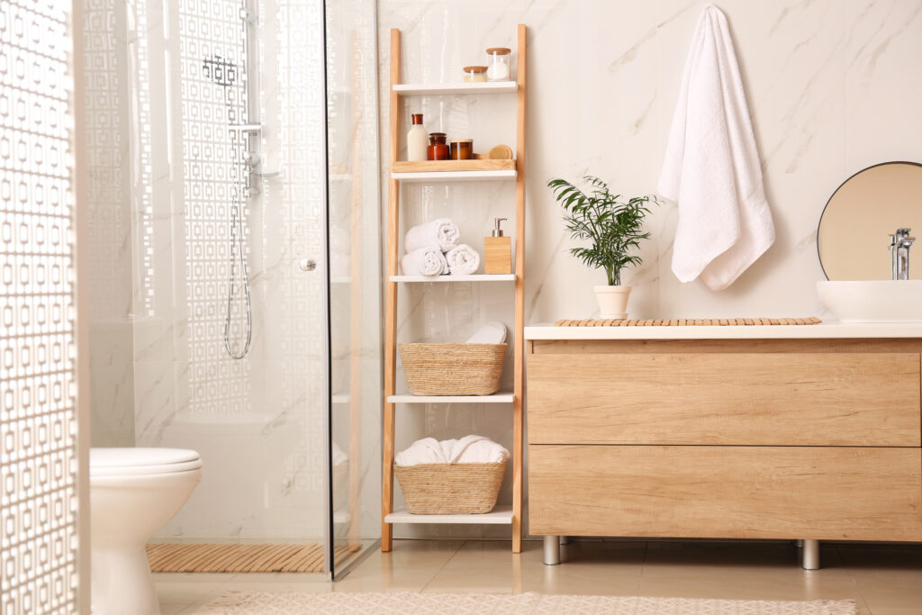 Picture of a bathroom with natural materials and a ladder